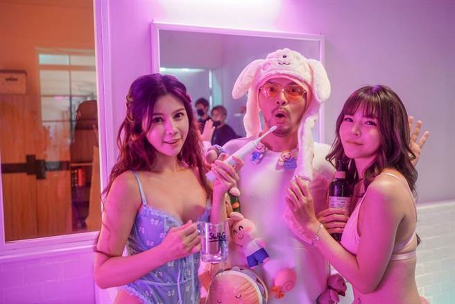 黄明志（中）找来直播主女郎演出MV，其中惊见邓紫棋明星脸（左）。（亚洲通文创提供)