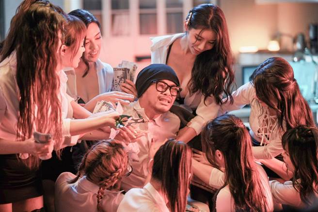 有女仆帮他做家务。（亚洲通文创提供)