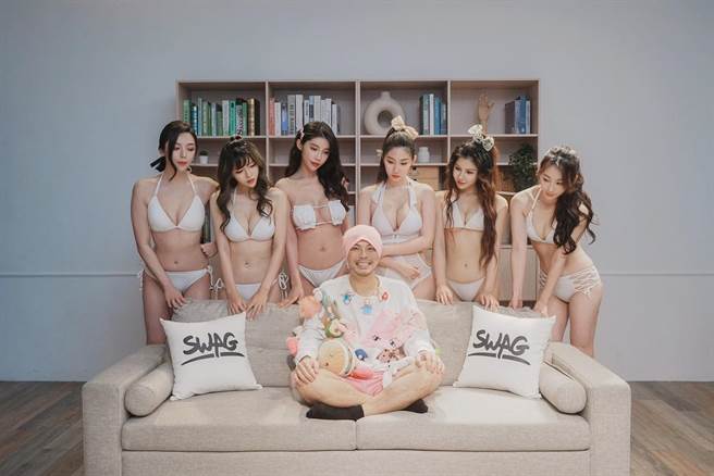 黄明志在MV中大享其人之福。（亚洲通文创提供)