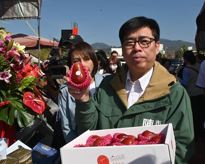高雄市长陈其迈推荐六龟区的莲雾礼盒。（林瑞益摄）