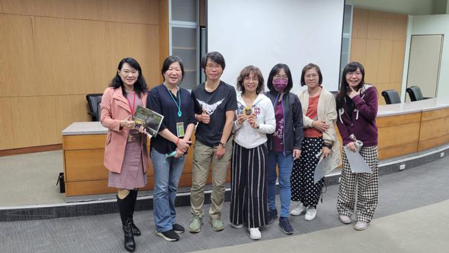 黑熊媽媽傳授民眾，巧遇臺灣黑熊「三不二要」原則。（高雄市農業局提供）