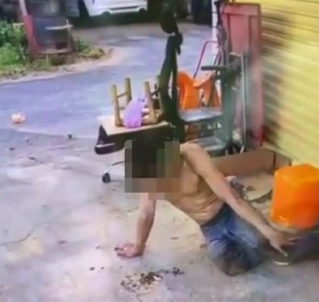 旗山警方将食物中毒的男子送医，经查为逃逸外籍移工。（翻摄照片／林瑞益高雄传真）