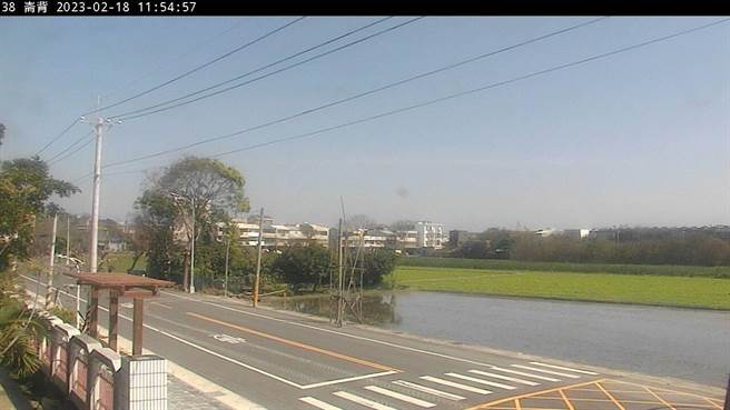 受到环境风场为偏东风影响，西半部地区位背风侧，水平风速较弱，且清晨垂直扩散条件差，混合层偏低，污染物易累积。（翻摄自空气品质监测网／林良齐台北传真）