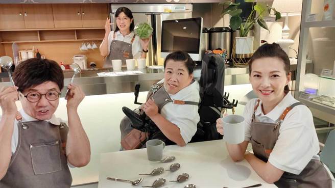 主持人陈濂侨（前左）和王晓书（前右）与肢障伙伴陈青琪、手语翻译员魏如君一同演出「幸福不转弯」共融咖啡馆情境剧。（公视提供）