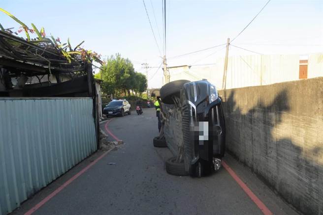 40岁向姓女子18日早晨驾驶小客车行经台中市太平区永丰路398巷，车辆不慎擦撞路旁水泥围墙90度翻覆，对向63岁卢姓男骑士经过遭到波及，幸2人皆无大碍。（民眾提供／潘虹恩台中传真）