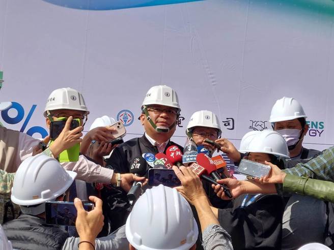 台电代理董事长曾文生18日出席高雄兴达发电厂「兴达混氢5％发电示范计画」动土典礼。（台电提供／洪浩轩高雄传真）