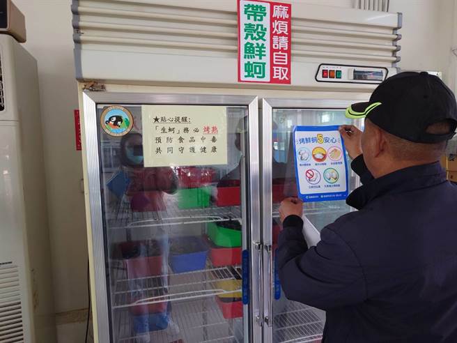 卫生局稽查期间也提供「烤鲜蚵5安心｣图卡，让业者张贴在店内明显处。（嘉义县政府提供／吕妍庭嘉义传真）
