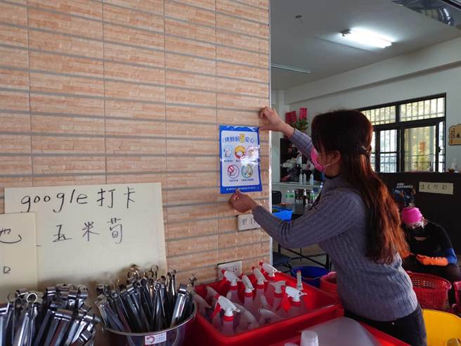 卫生局稽查期间也提供「烤鲜蚵5安心｣图卡，让业者张贴在店内明显处。（嘉义县政府提供／吕妍庭嘉义传真）