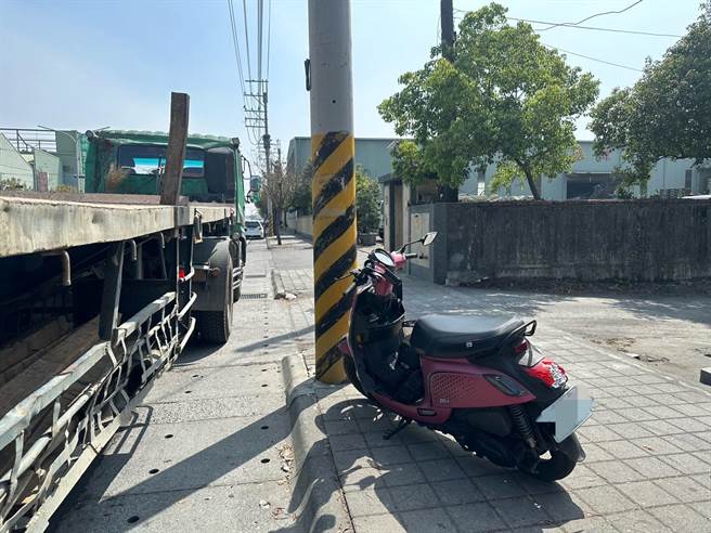 高雄市仁武区18日中午发生一件机车撞拖板车的事故。（翻摄照片／林瑞益高雄传真）