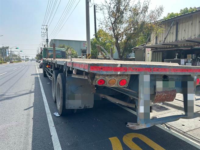 高雄市仁武区18日中午发生一件机车撞拖板车（图）的事故。（翻摄照片／林瑞益高雄传真）