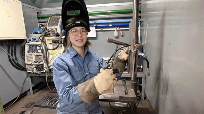 文物修復师韩克瑄学习銲接专业，助歷史文物再现风华。（蔡明亘摄）