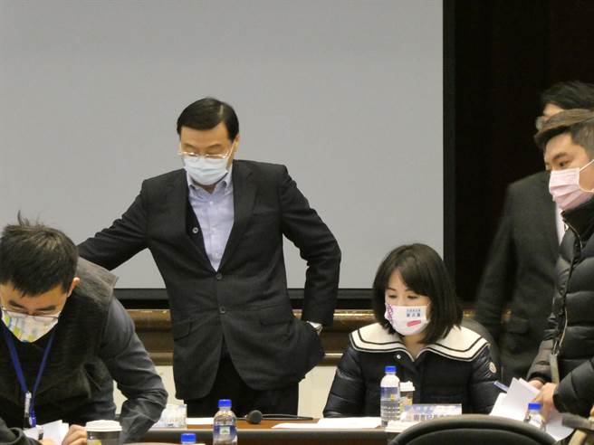 行政院发言人陈宗彦因召妓争议请辞下台，成为行政院长陈建仁内阁第二位下台官员。立法院国民党团总召曾铭宗今批评，现在的陈内阁不是螺丝松了，而是螺丝掉满地，依照民调满意度38％，不满意度34％，陈内阁恐怕很快又要改组了。（周志豪摄）