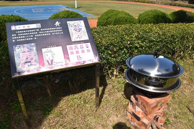 苗栗县西湖乡瑞湖国小是县府设置的5个防灾园区之一，校内设有火箭炉搭建方法简介。（谢明俊摄）