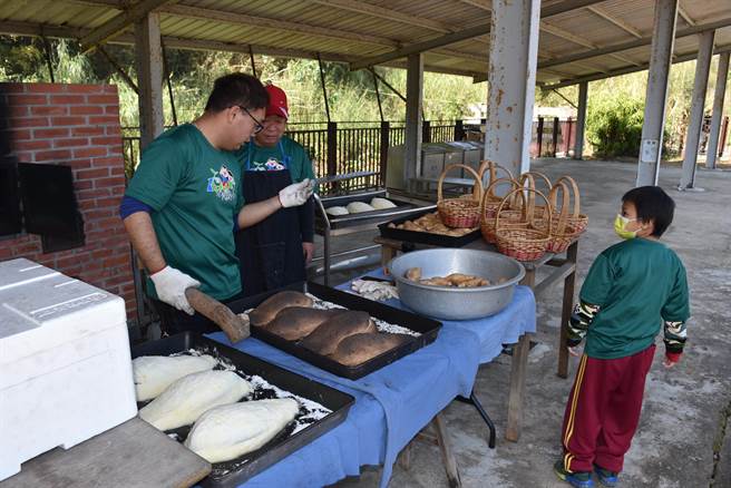 苗栗县政府18日在西湖乡瑞湖国小举行灾后求生体验，教导学童如何烤鱼、烤地瓜。（谢明俊摄）