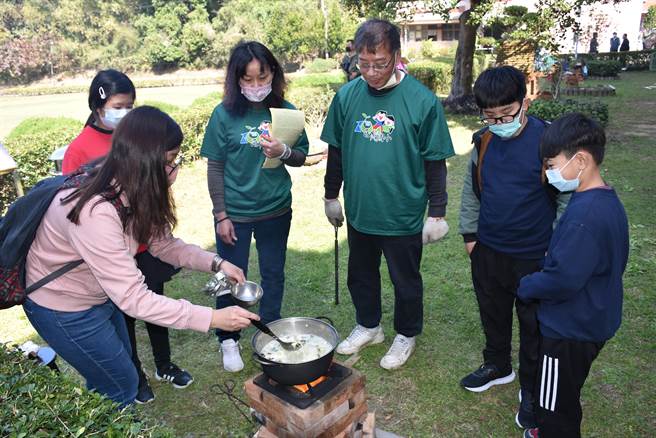 苗栗县政府18日在西湖乡瑞湖国小举行灾后求生体验，教导学童以火箭炉煮蛋花汤。（谢明俊摄）