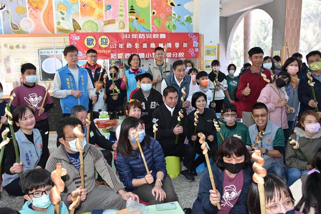 苗栗县政府18日在西湖乡瑞湖国小举行灾后求生体验，县长锺东锦与学童共同体验。（谢明俊摄）