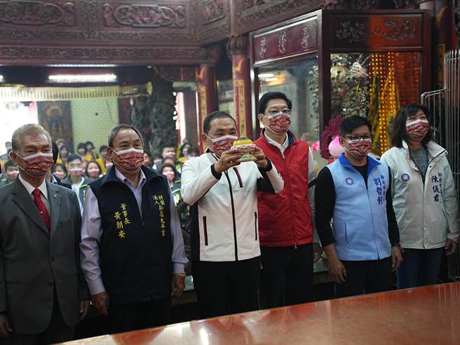 新北市长侯友宜今（18）日早上到新店区太平宫参拜，祈求开漳圣王庇佑风调雨顺。（黄敬文摄）