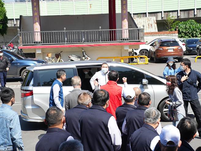 新北市长侯友宜今（18）日早上到新店区太平宫参拜，他抵达现场后一下车就受到里长以及立法委员罗明才、新北市议员刘哲彰议员以及陈仪君的热烈欢迎，现场高喊侯友宜选总统之声此起彼落。（黄敬文摄）