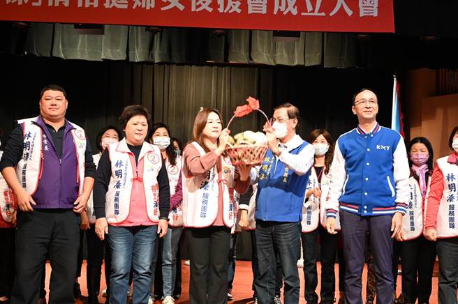 立委马文君则致赠「包、粽」预祝林明溱高票当选，为南投守住这一席。（杨静茹摄）