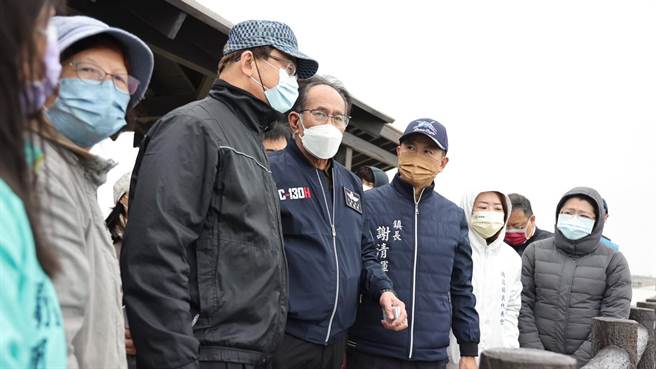 立委陈超明17日邀请文化部文资局官员会勘后龙镇合欢石沪。（谢明俊摄）