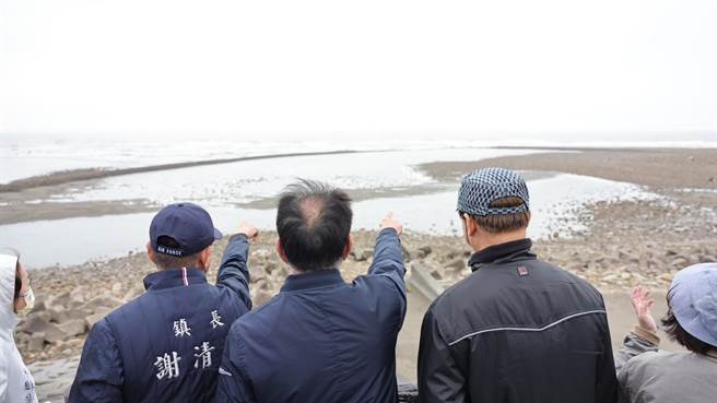 立委陈超明17日邀请文化部文资局官员会勘后龙镇合欢石沪。（谢明俊摄）