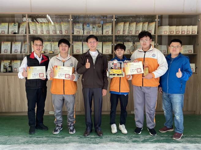 苗栗農工學生榮獲相撲機器人冠軍。（苗栗農工提供／謝明俊苗栗傳真）