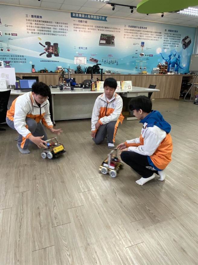 苗栗農工學生榮獲相撲機器人冠軍。（苗栗農工提供／謝明俊苗栗傳真）