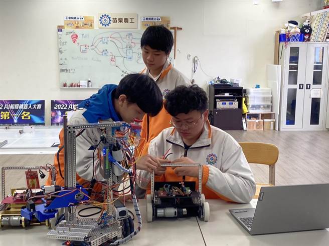 苗栗農工學生榮獲相撲機器人冠軍。（苗栗農工提供／謝明俊苗栗傳真）