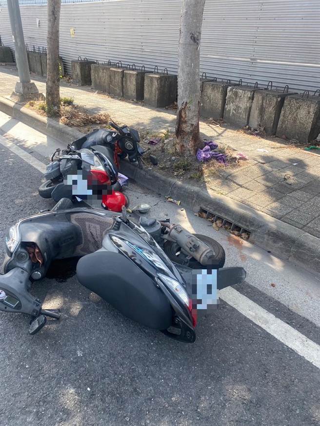 高雄阮姓女子疑停在树荫处遭后方黄姓妇人撞上，黄妇当场失去呼吸心跳。（翻摄照片／崔正纲高雄传真）