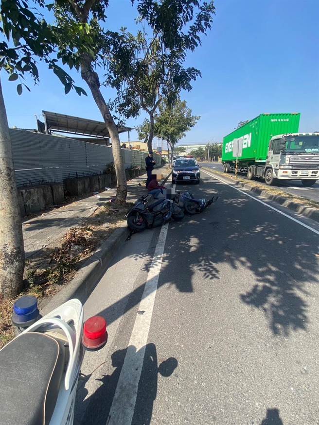 高雄阮姓女子疑停在树荫处遭后方黄姓妇人撞上，黄妇当场失去呼吸心跳。（翻摄照片／崔正纲高雄传真）