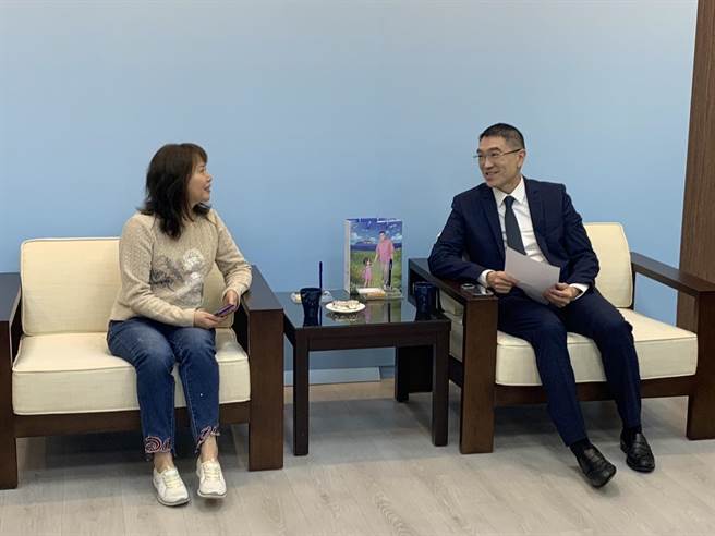 基隆市长谢国梁接受新住民团体拜会，国民党基隆市新住民工作委员会主委赵玉珍（左）提出诉求。（徐佑升摄）