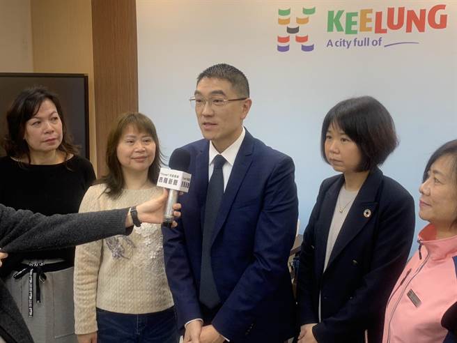 谢国梁表示，将会针对新住民诉求，请综合发展处处长林丽蝉（右二）全力协助整合资源与布达。（徐佑升摄）