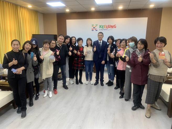 谢国梁与新住民团体开心大合照。（徐佑升摄）