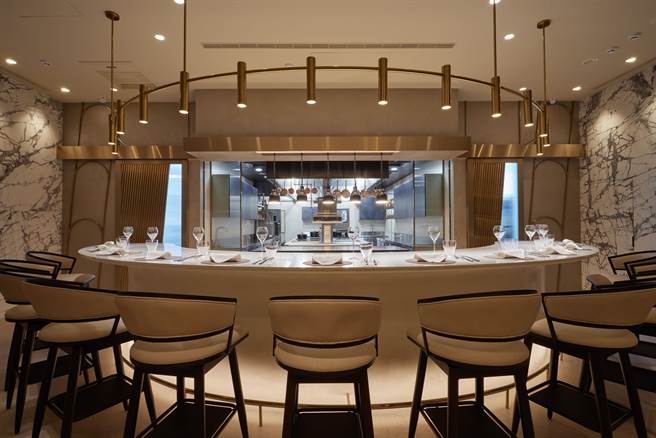 FRASSI客席以圓弧吧台環繞開放式廚房，讓賓客近身感受料理現場。（FRASSI提供）