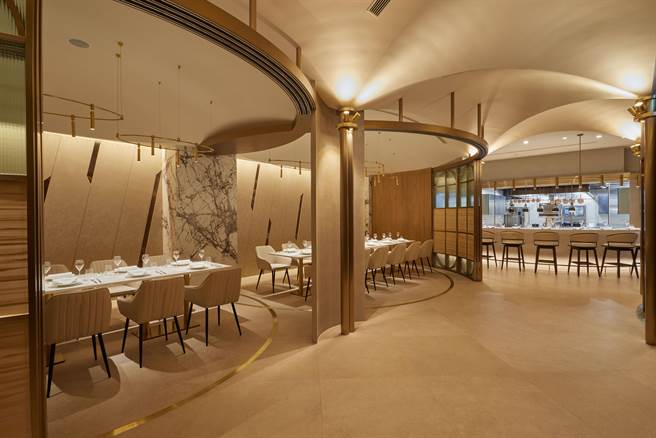 以現代風格解構義大利建築的教堂圓拱天花板、比薩斜塔及羅馬競技場，透過幾何線條呈現。（FRASSI提供）