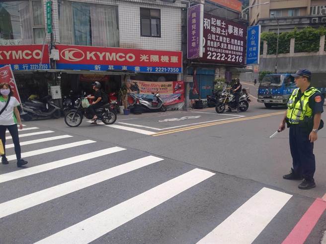 新北警2至4月执行「行人路权大执法」。（警方提供）