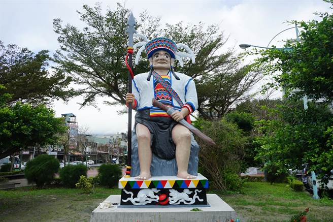 高5公尺的Vakway大头目石像，曾是部落地标，近日经乡公所修缮后移回原处，族人将举行安座仪式，欢迎大头目石像回家。（王志伟摄）