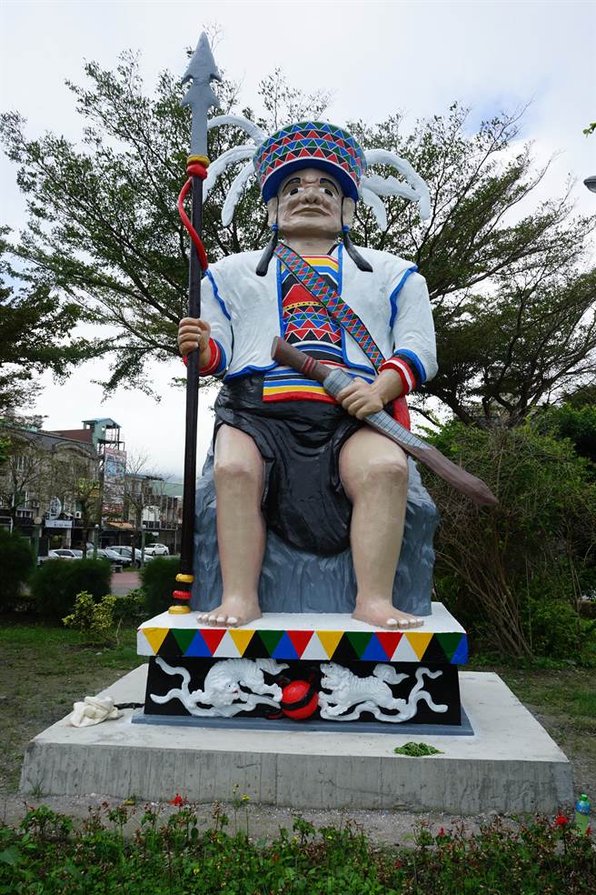 高5公尺的Vakway大头目石像，曾是部落地标。最近移回吉安火车站前，乡公所重新整理、上漆。（王志伟摄）