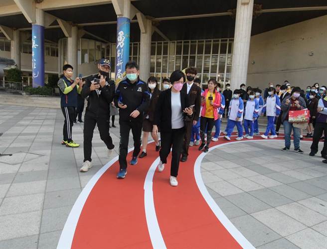 彰化县政府争取教育部体育署「运动场域科技创新前导计画」补助经费600万元，设置50处智慧跑道ETC，第一次低完成3公里跑步健走里程，即可拿手机到便利商店兑换咖啡一杯。（吴敏菁摄）