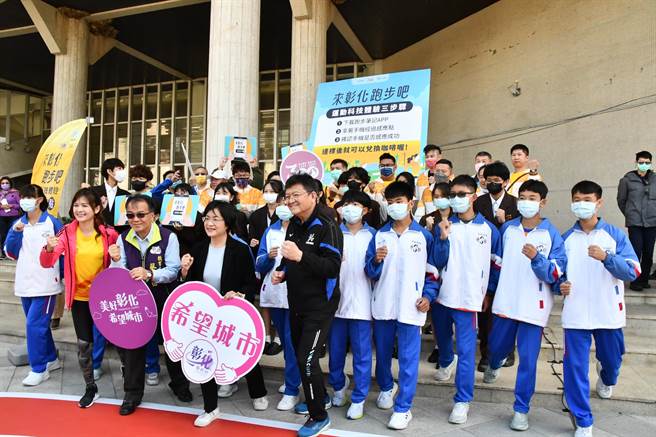 彰化县政府推出「彰化玩三铁」，首创百马金像奖，颁发来彰化跑步的跑友专属奖杯。（吴敏菁摄）