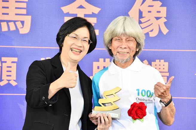 彰化县长王惠美颁发「百马金像奖」给81岁翁竹雄。（吴敏菁摄）