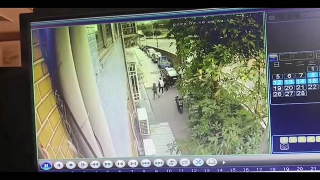 被害人遭人強押擄走。(黃敬文翻攝)