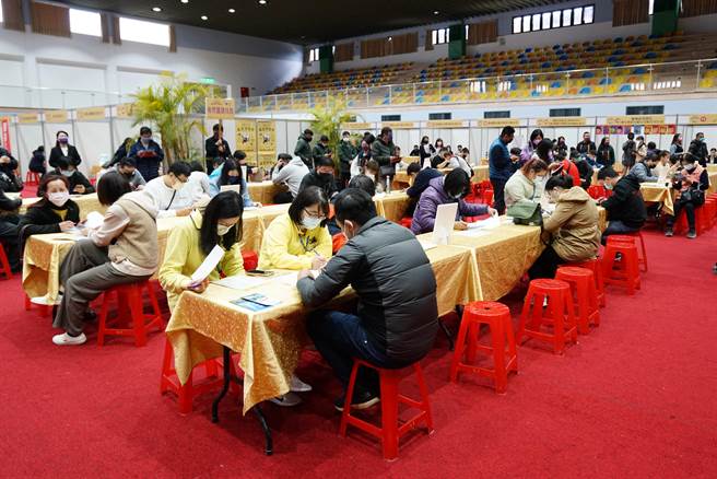 宜兰县政府今天举办就业博览会，服务业约占一半的职缺，平均薪资有3万元。（李忠一摄）