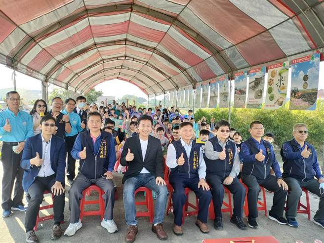 大里区农会积极推广食农教育，18日上午上午在大里区草湖市民农园旁农田举办「作伙种秧趣」。（潘虹恩摄）