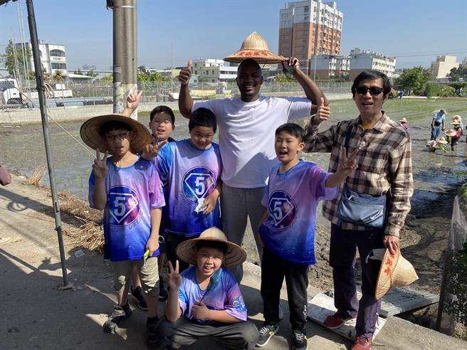 去年9月从南非到美群国小担任英语老师的Andy也首次下田体验插秧，他表示，觉得很新鲜。（大里区农会提供／潘虹恩台中传真）