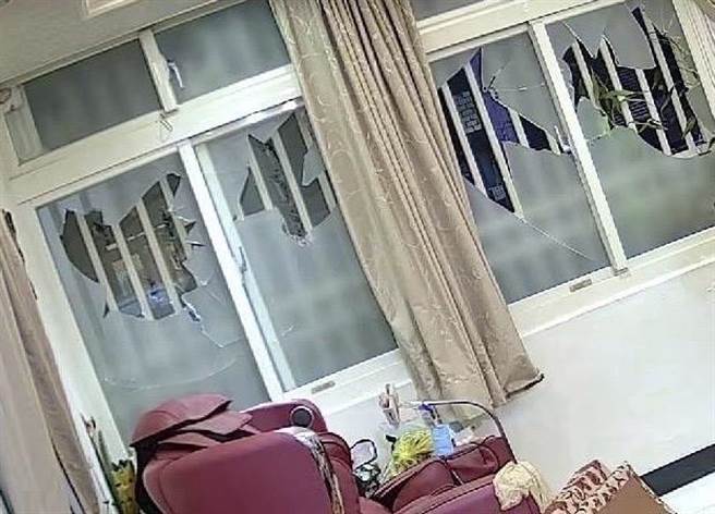 ▲何嫌率领的讨债集团多次恐吓甚至打破被害人祖父母的门窗（基隆市警察局提供／徐佑升基隆传真）