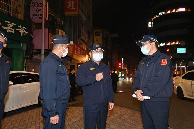 桃园市警察局17日晚间与市府相关局处同步实施全市扩大性临检专案勤务，警察局长吴坤旭（中）视察勤务。（警方提供）