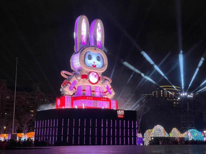 台灣燈會主燈「玉兔壯彩」。（北市觀傳局提供／張芷瑜台北傳真）
