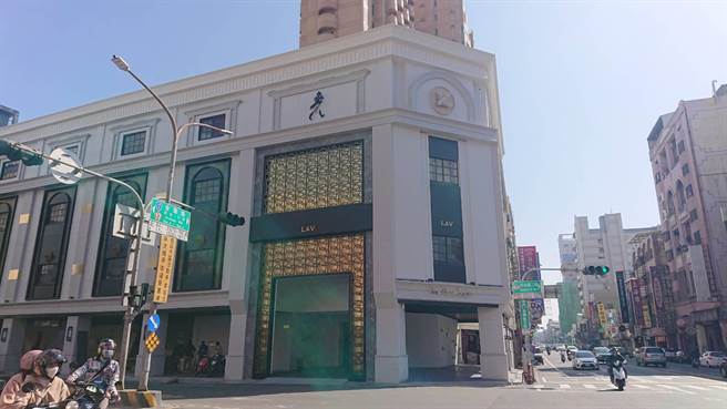 这家酒店原本开店已有20多年歷史，是台南市知名老酒店，2020年突然停业，今年又已全新装潢復业。（程炳璋摄）