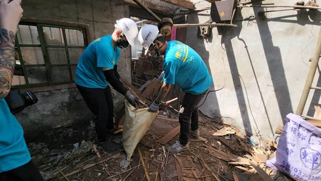 刺青师傅们帮阿涂伯整理家里的环境。（衡山行善团提供／林瑞益高雄传真）